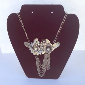 Silver tone & rhinestone flower necklace
